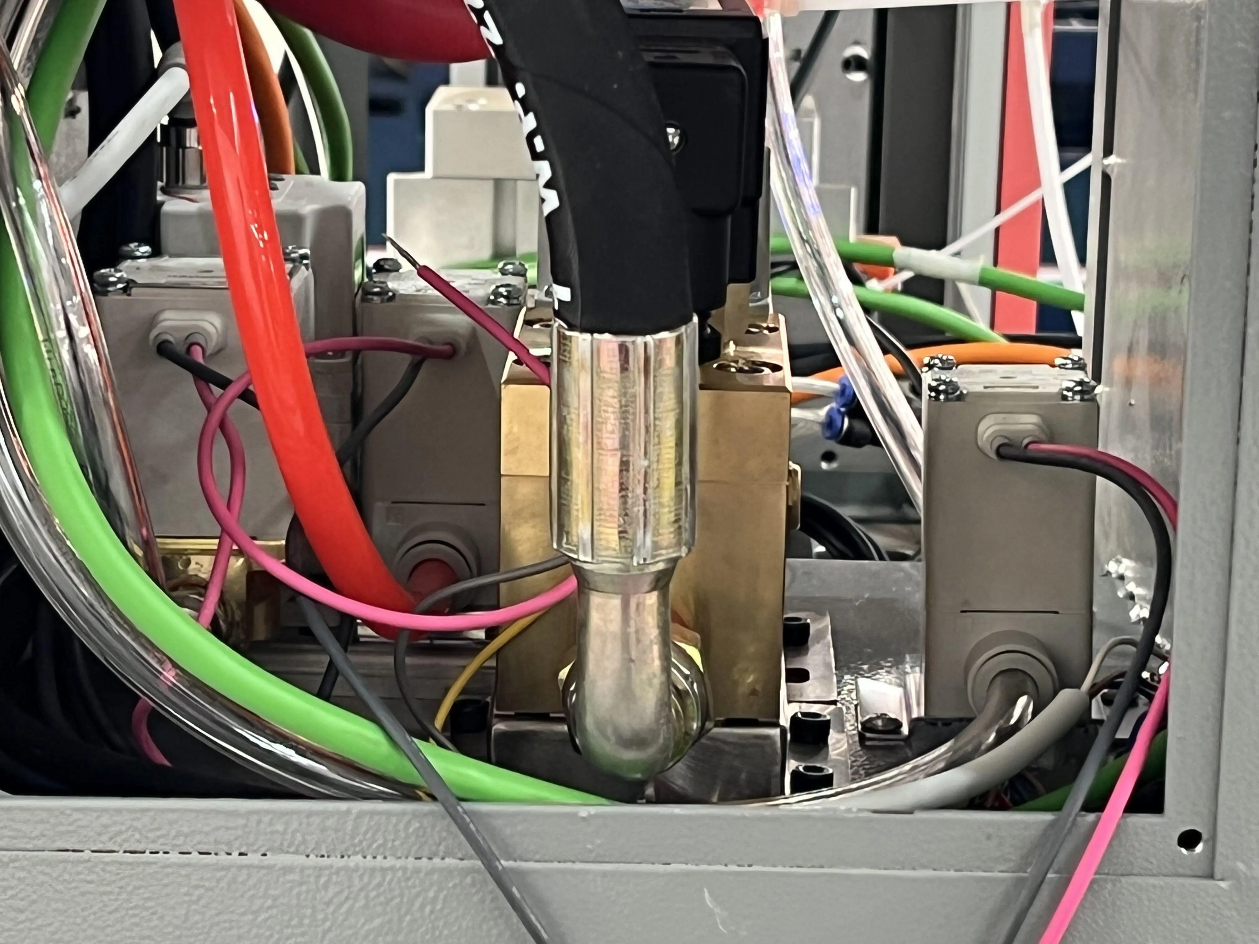 نظام القطع بليزر الألياف موديل 3015 مع مصدر ليزر للتكنولوجيا الألمانية المتقدمة لتصنيع المعادن الدقيقة