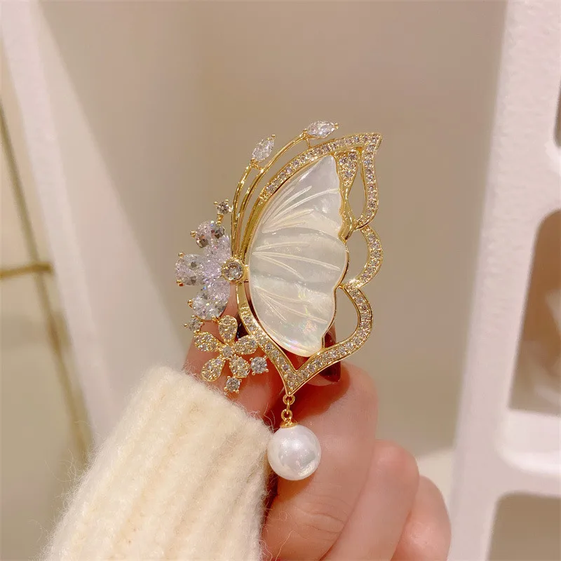 CC Elegant Brooch Natural Shell Imitation Pearl Butterfly Shape Sweater Pins Exquisite Scarf Clasp French Style Corsage B230