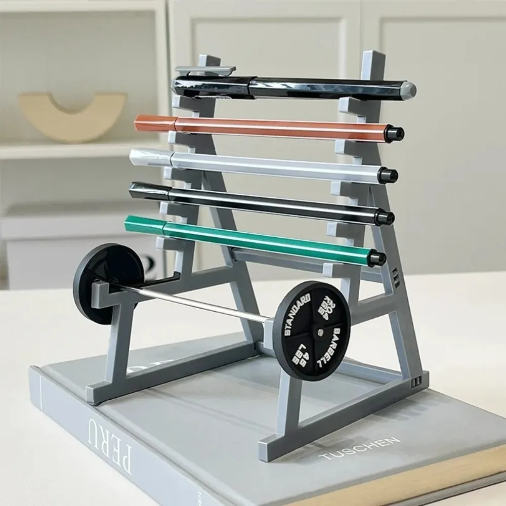 Nowość ze sztangami i ciężarkami Stojak na sztangę Uchwyt na długopis Motyw siłowni Metalowy organizer na długopisy na biurko Stojak do przechowywania artykułów piśmiennych Prezent