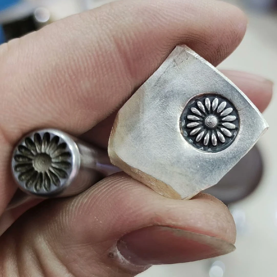 

Little Daisy Pattern 3D Metal Stamp Jewelry Stamping Metal Punch Leather Silver Gold Embossing Carving Puncher Steel Punching