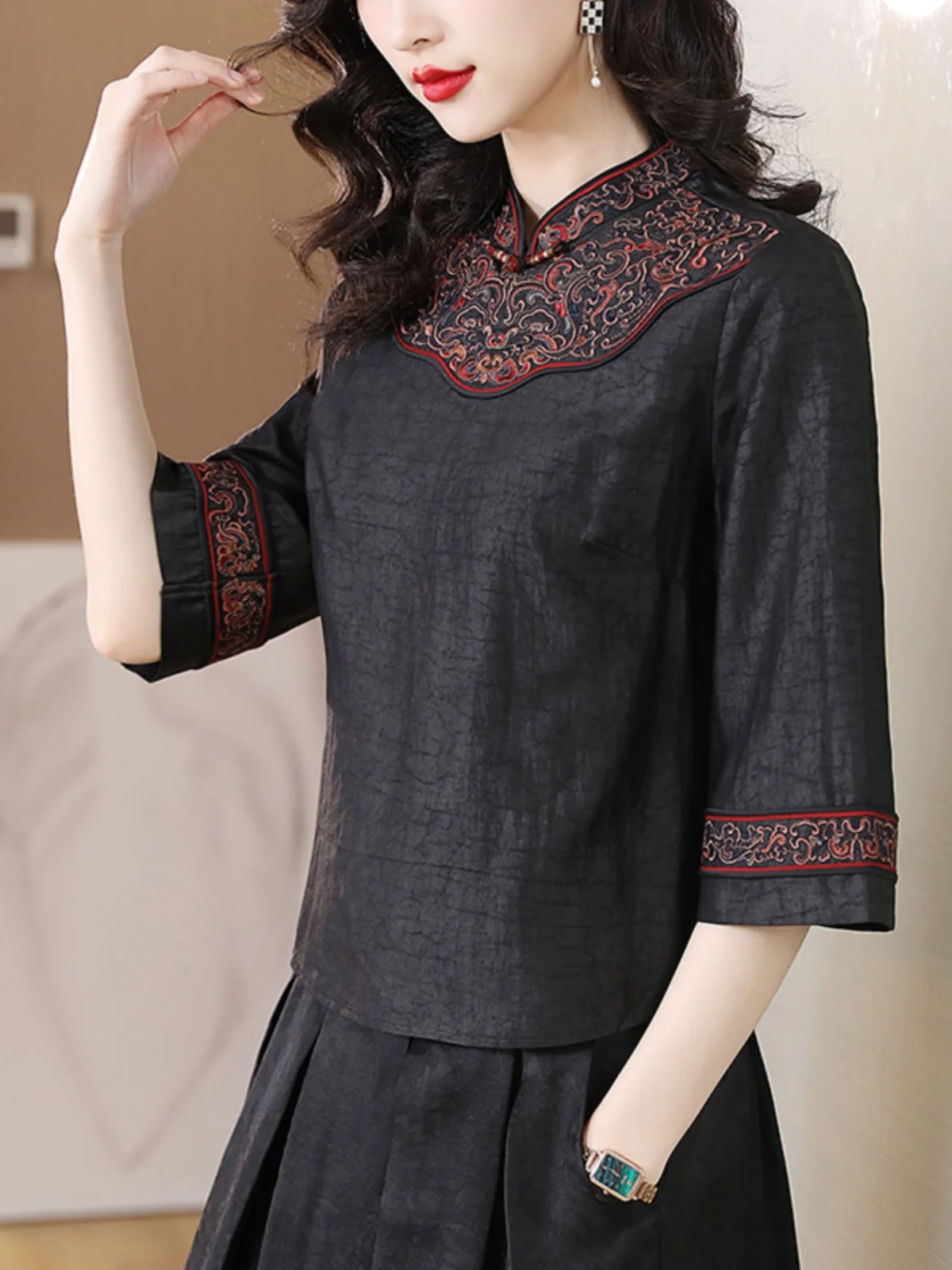 Haftowany top z jedwabiu marki Xiangyun dla kobiet w średnim wieku, idealny na wiosnę, do pracy, luźny krój, regularny krój, rękaw krótki.