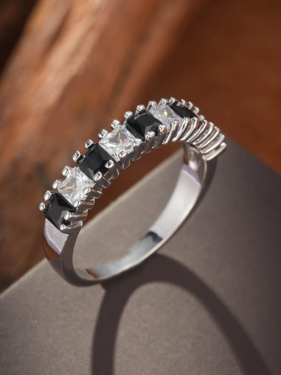 

Fashionable Black And White Zirconia Ring Men's Elegant And Luxury Engraved Wedding Band Geometric Square Shape Casual Wear