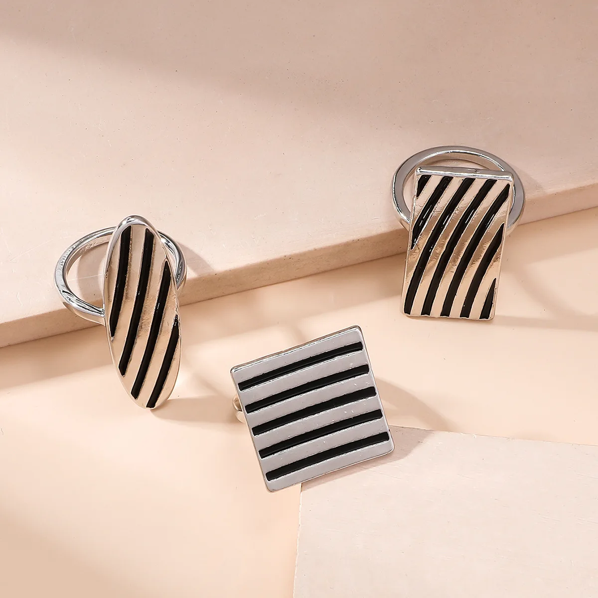 European and American cross-border new black and white stripes geometric personality fashion temperament light luxury high-end r