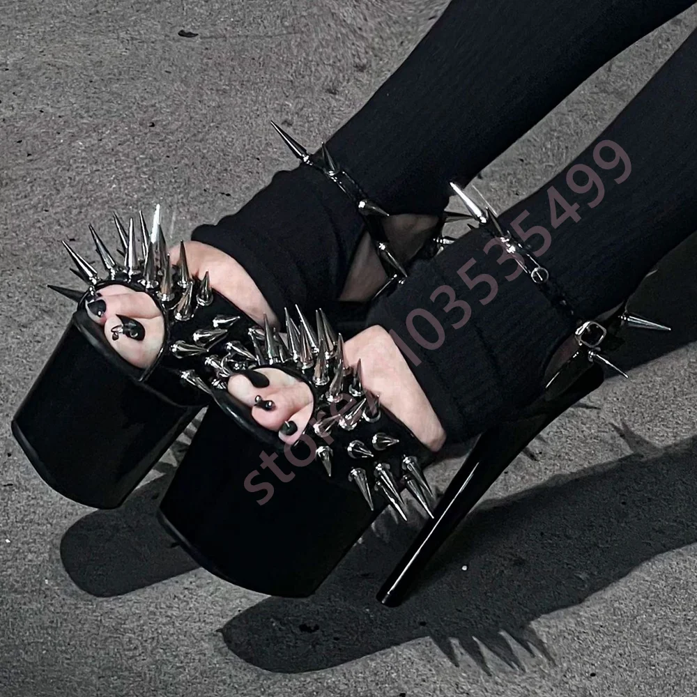 

Черные лакированные босоножки на платформе с заклепками, новинка Весна 2026, сексуальные босоножки на шпильке с ремешками, модные женские вечерние босоножки с открытым носком