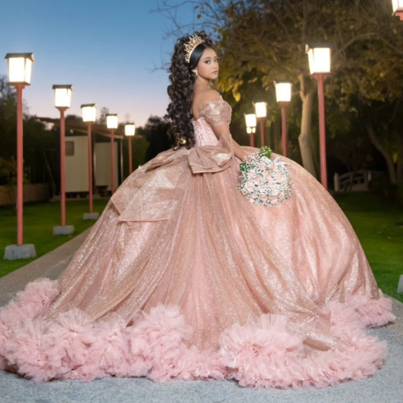 

Блестящие платья для Quinceanera цвета розового золота с открытыми плечами, расшитые бисером, с кристаллами, бантом, тюлевым корсетом, для вечеринок, дней рождения, Sweet 16, Vestidos 15