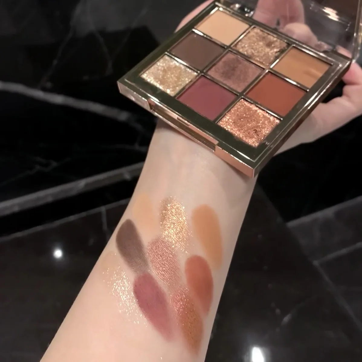 لوحة ظلال عيون من Flowerknoz Mocha Chocolate مكونة من 9 ألوان منخفضة التشبع بألوان أرضية غير لامعة لؤلؤية لامعة مكياج Huda Beauty