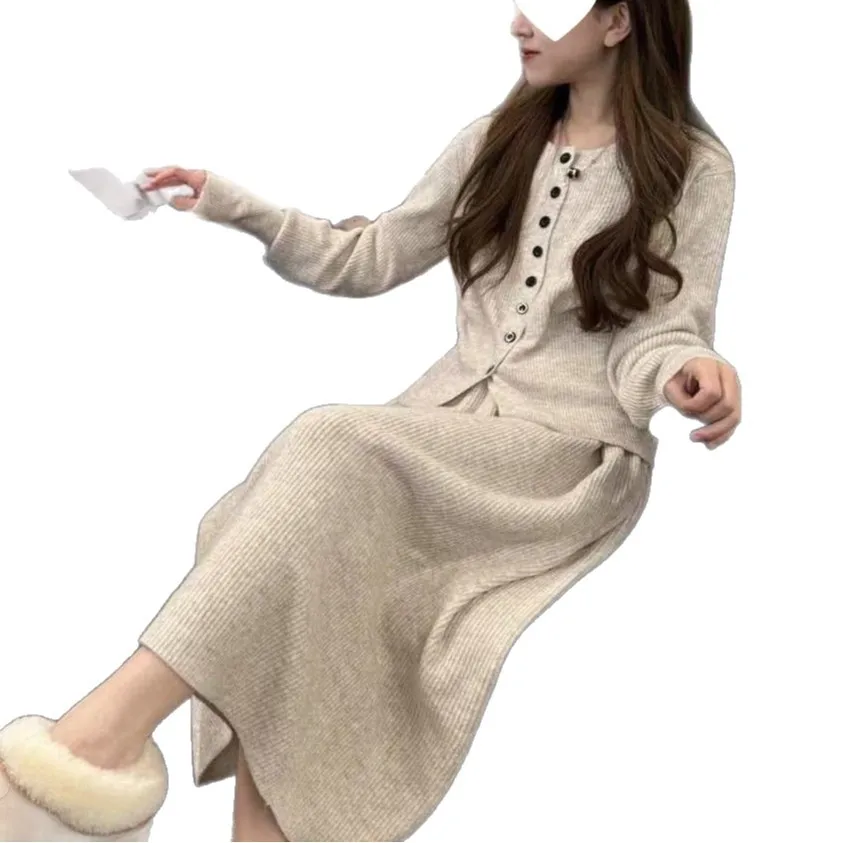 فستان نسائي محبوك فرنسي بأكمام طويلة أوائل خريف 2025 زي كوري جديد بمزاج كسول