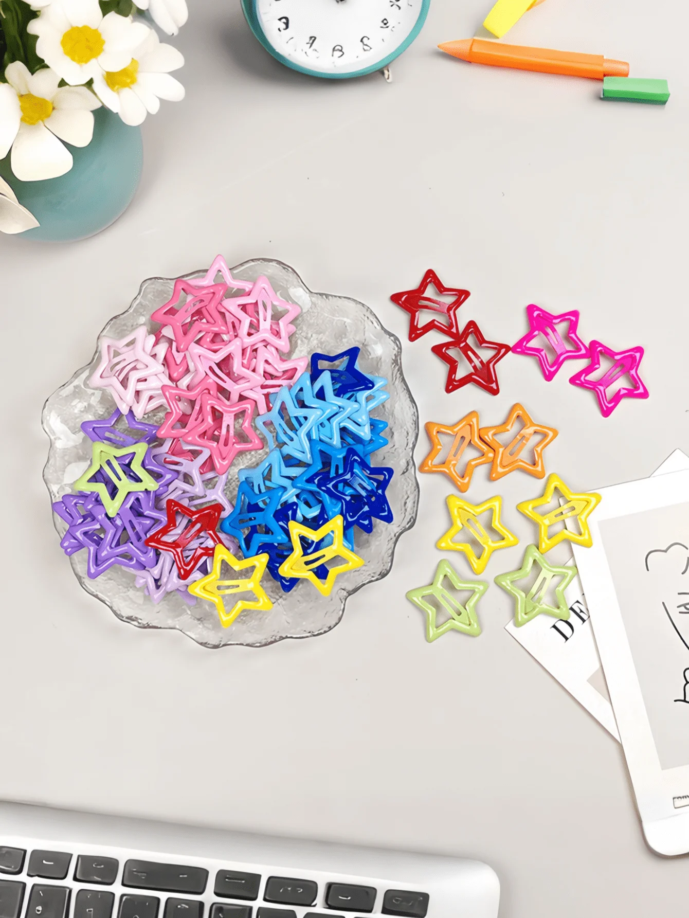 กิ๊บติดผมรูปดาวหลากสีสันสไตล์ Y2K สีสุ่ม เครื่องประดับผมรูปดาวห้าแฉกที่เรียบง่ายและมีสไตล์ เหมาะสำหรับชีวิตประจำวัน โรงเรียน และกิจกรรมกลางแจ้ง