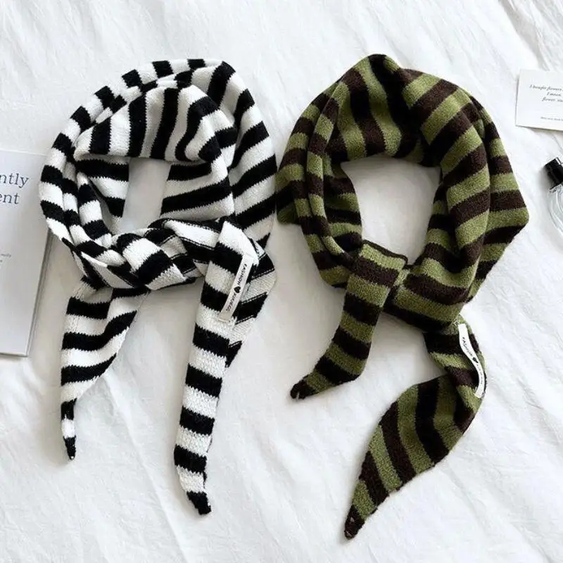 

Корейский шерстяной полосатый треугольный шарф, зимний теплый мягкий вязаный черный, белый цвет, бандана, женские шерстяные шарфы, защита шеи, маленькая шаль
