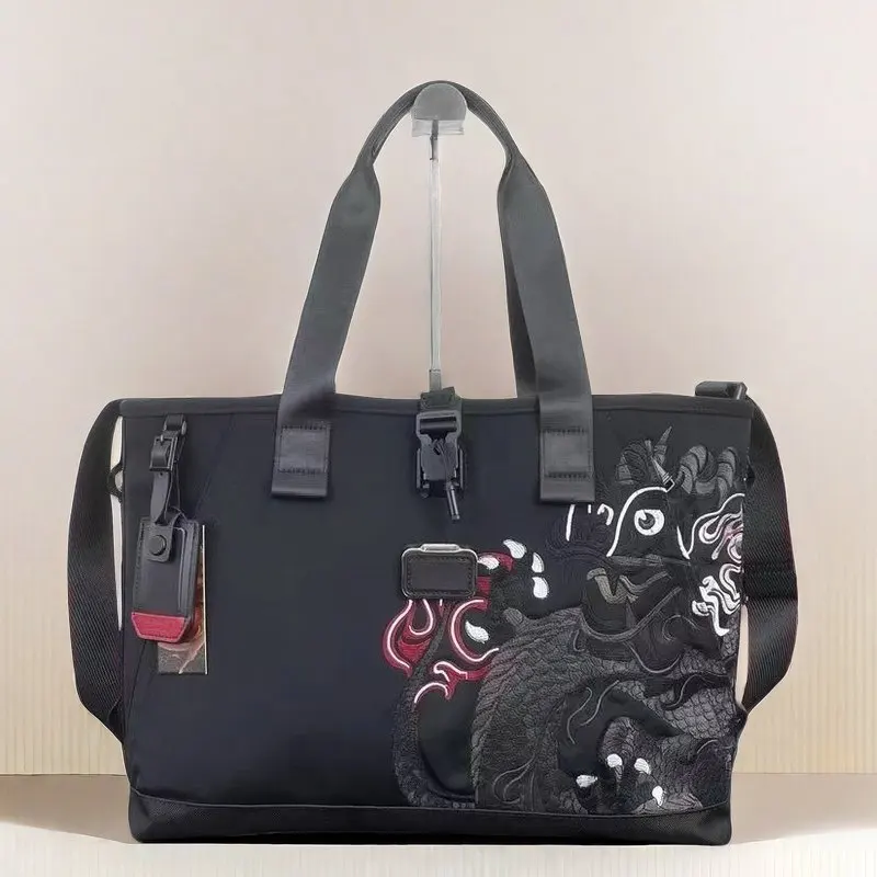

Стильная мужская сумка-тоут с вышивкой дракона — легкая нейлоновая сумка через плечо и прочный рюкзак для повседневного использования 232712