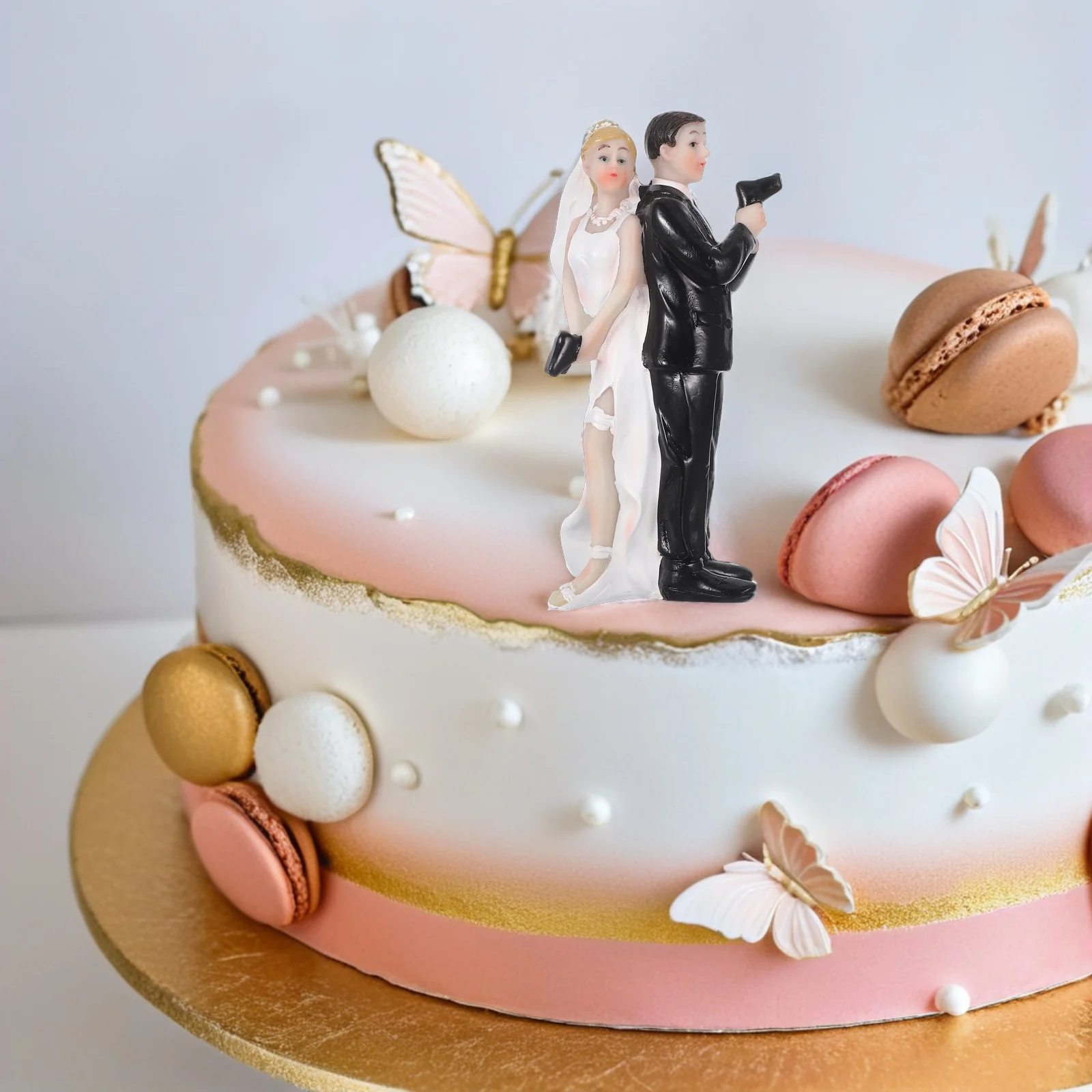 

Bride Hug Groom Resin Wedding Cake Topper Romantic Sculpture for Wedding Party Celebration Bride Groom Figures