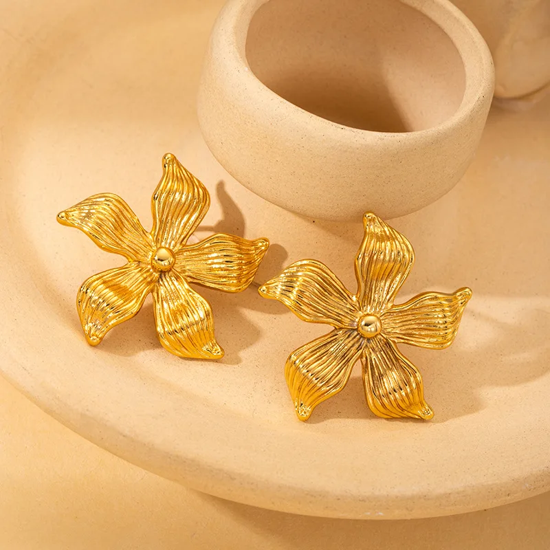 

Stainless Steel Flower Stud Earrings, Asymmetrical Design, Elegant Pearl Accents, All-Season Accessory, High-Quality Jewelry