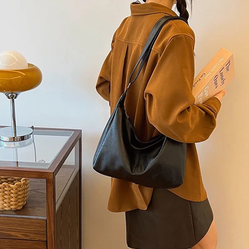 حقيبة يد جلدية ناعمة. حقيبة كروس واسعة ومتعددة الاستخدامات مصممة لأسلوب سهل وأساسيات يومية. #2