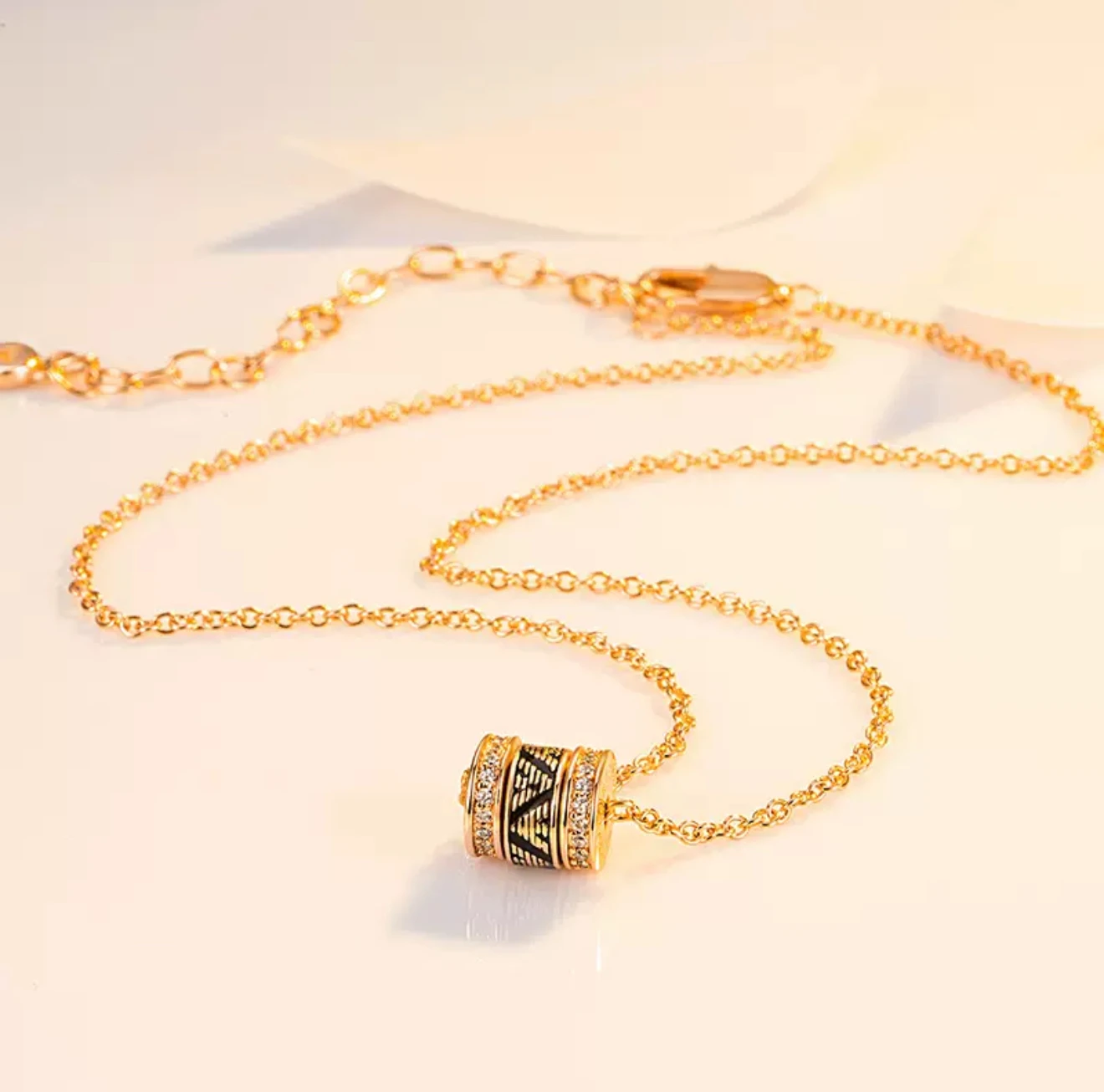 

The empor arma2025 new model of the Agamani Mini Waist necklace features a three-ring transfer bead with traditional epoxy resin