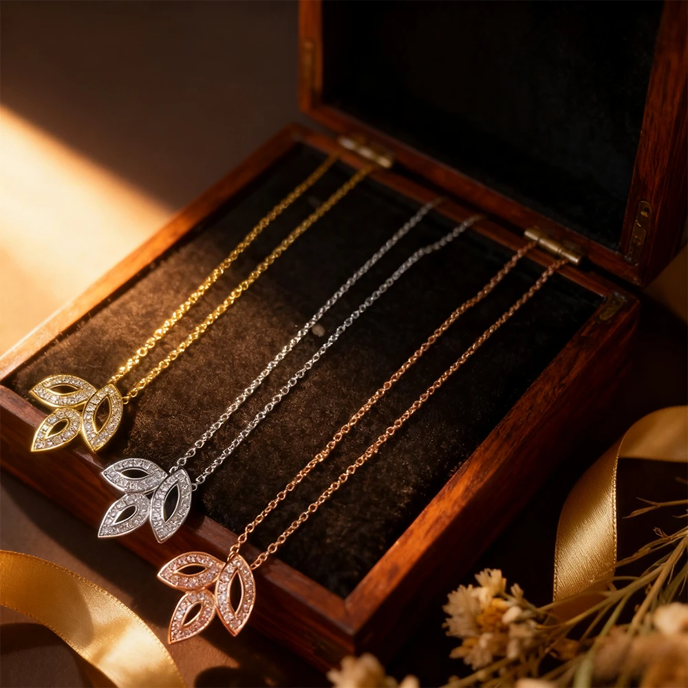 

2025 new Fashion Jewelry diamond studded three leaf necklace, fashionable and versatile, high luxury necklace