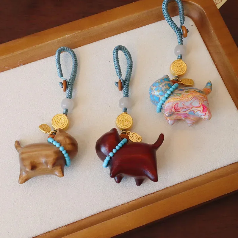 Natural green sandalwood carvings of cat keychains, wooden bag pendants, sandalwood maneki Neko ornaments, Hetian jade