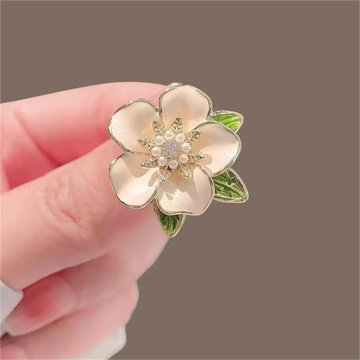 1 PC Gardenia Brooch Alloy Pearl Women's High-end Suit Dress Banquet Brooch Men's Fashion Party Jewelry Gift 2024