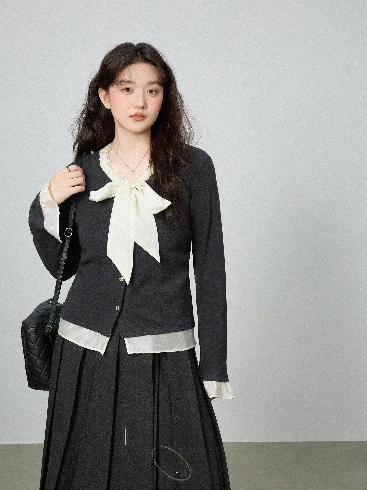 

Женский вязаный топ больших размеров с кружевом, V-образным вырезом и длинными рукавами, осенний, стройнящий, универсальный, повседневный, из смесового хлопка