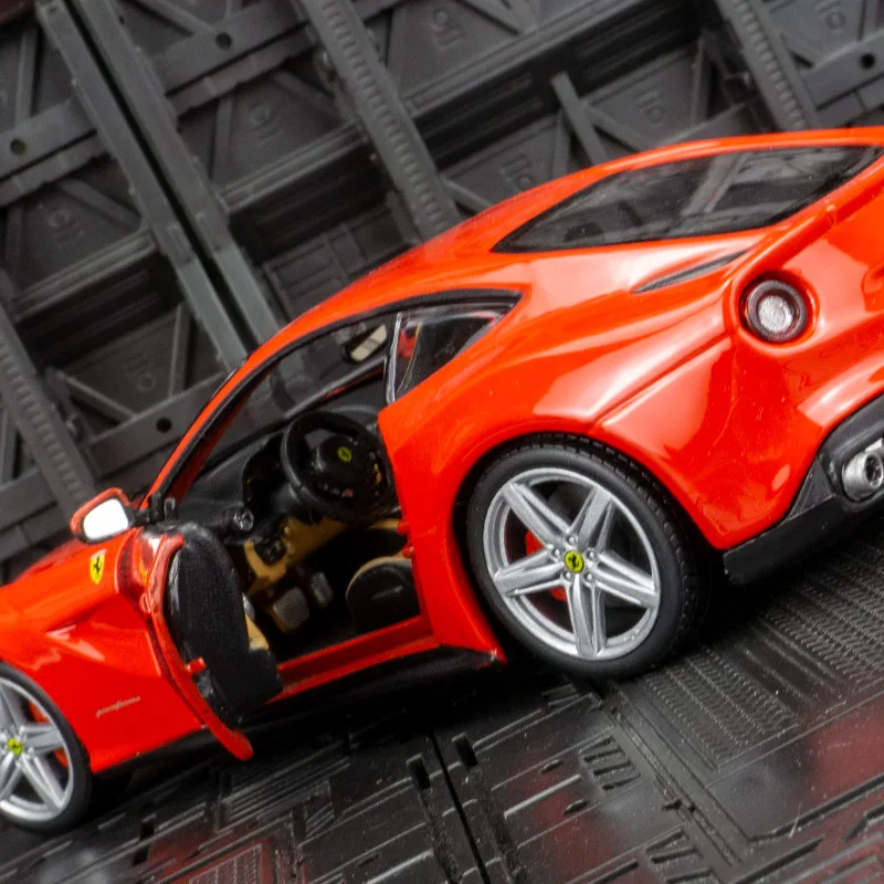 

Bburago 1:24 Ferrari F12 berlinetta, модель суперкара из сплава, украшения для автомобиля, двери и капоты, можно открыть, богатые детали, хорошее качество