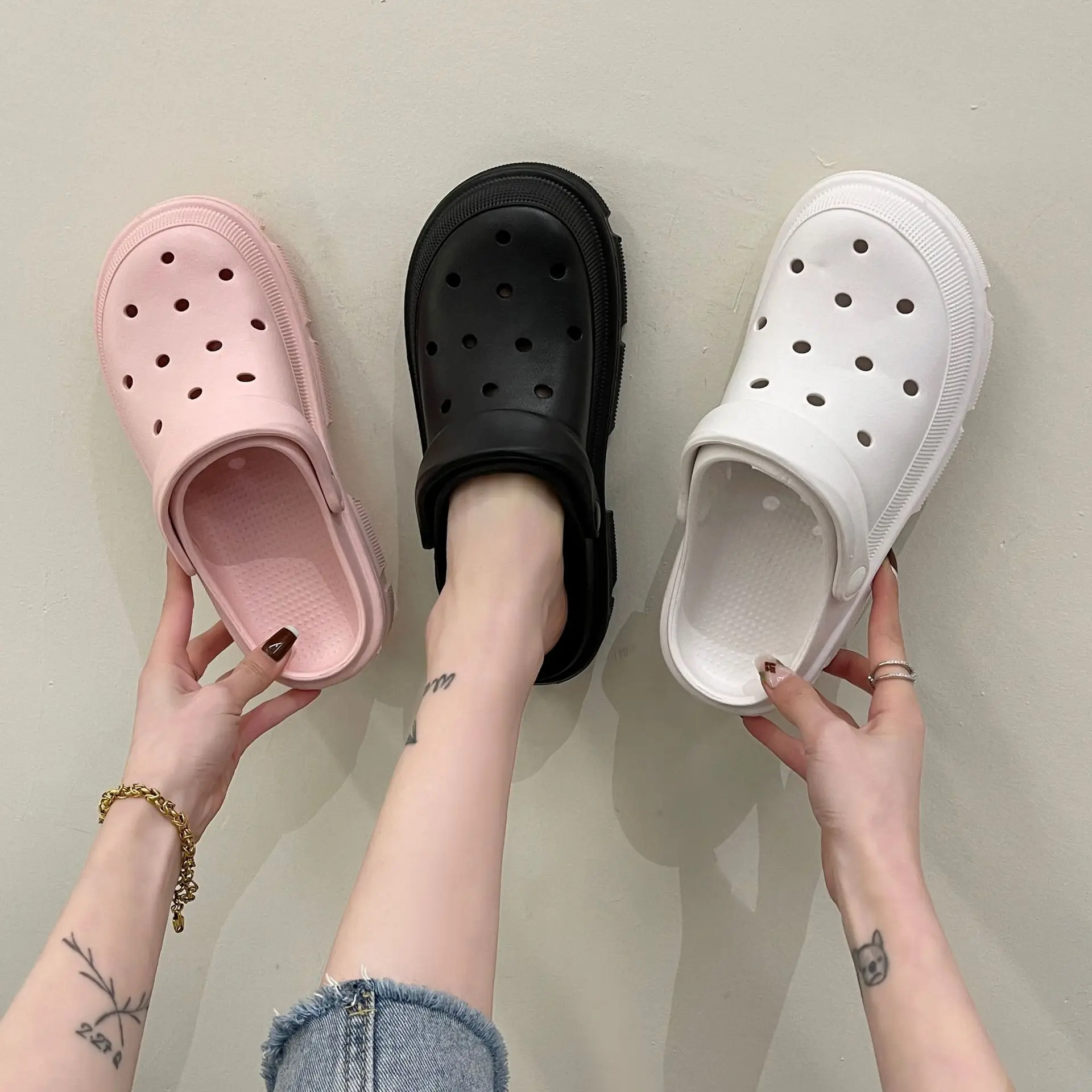 2022 New Fashion Sandals Summer Clogs Shoes Men Sandals Casual Shoes EVA Lightweight Slippers Unisex Summer Beach Cave Hole Shoe