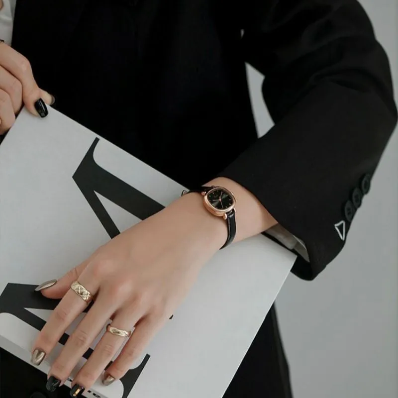 Kegllect Ladies Vintage Quartz Watch Women Classic Small Square Dial PU Strap Watches Jam Tangan Perempuan