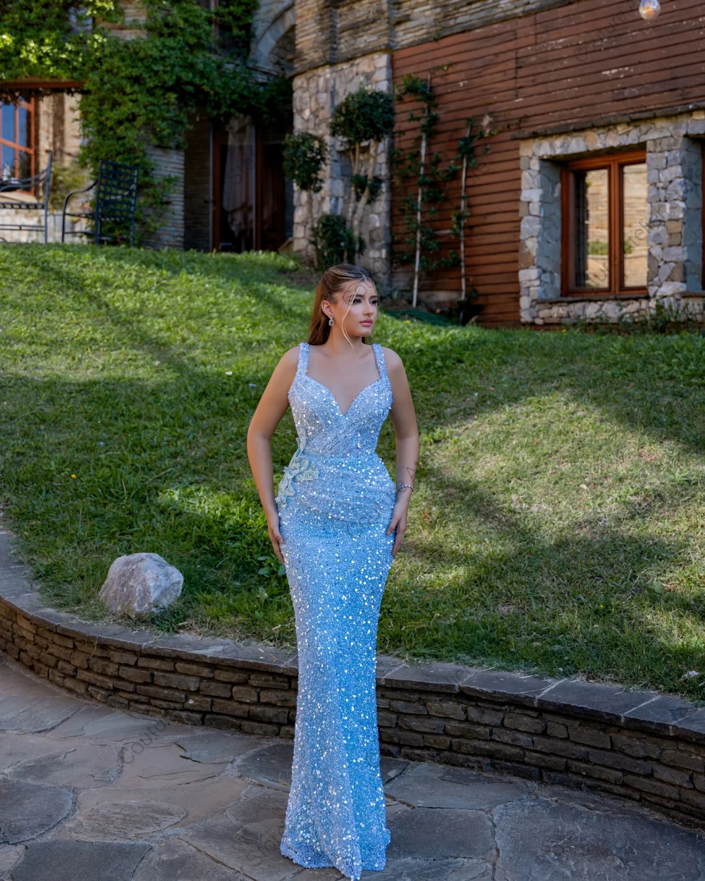 Vestido de cóctel de lentejuelas brillantes azules Vestido de fiesta de compromiso sin mangas con lado dividido alto Vestido ajustado de noche de graduación de Dubai sin espalda