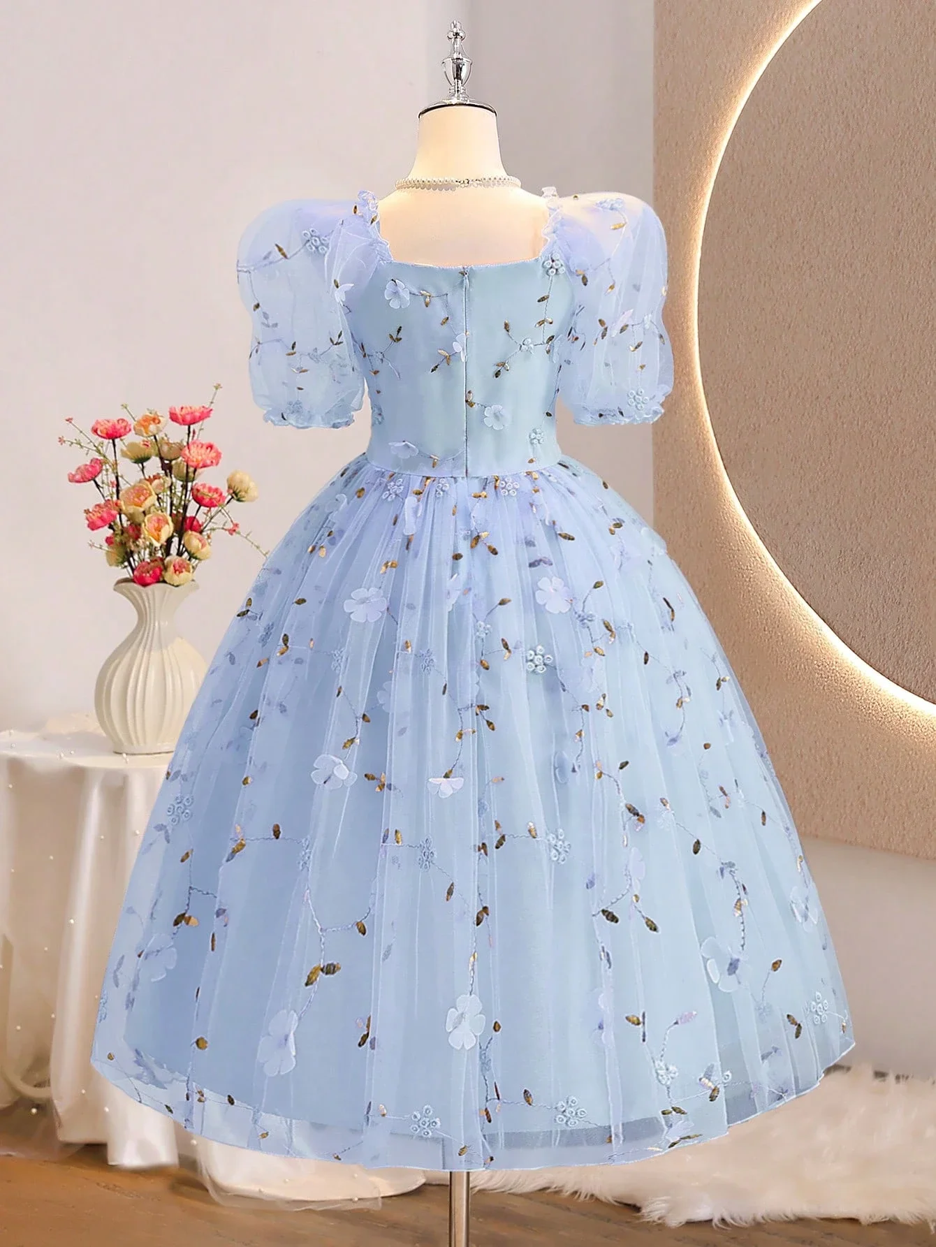 

Светло-голубое платье принцессы А-силуэта с цветочной вышивкой и пышными рукавами из тюля для свадебной вечеринки