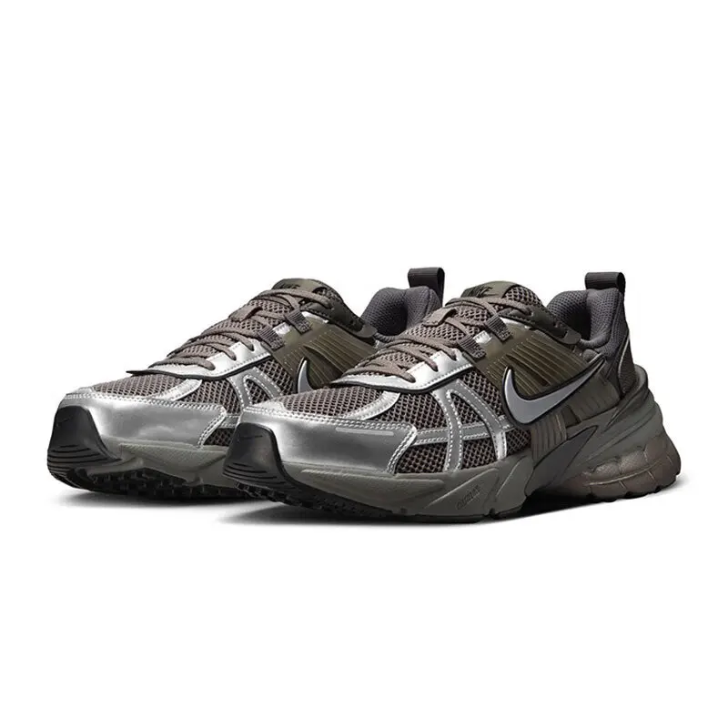 

Nike Lightweight Cushioning, Strong Rebound, Excellent Grip, Stable Forward Movement, Men's Dad Shoes, New Wear-Resistant Classic Retro Design, Everyday Low-Top Sports Running Shoes, V2K Run Silver-Brown High-End Versatile Trendy Casual Sports Shoes, Men'