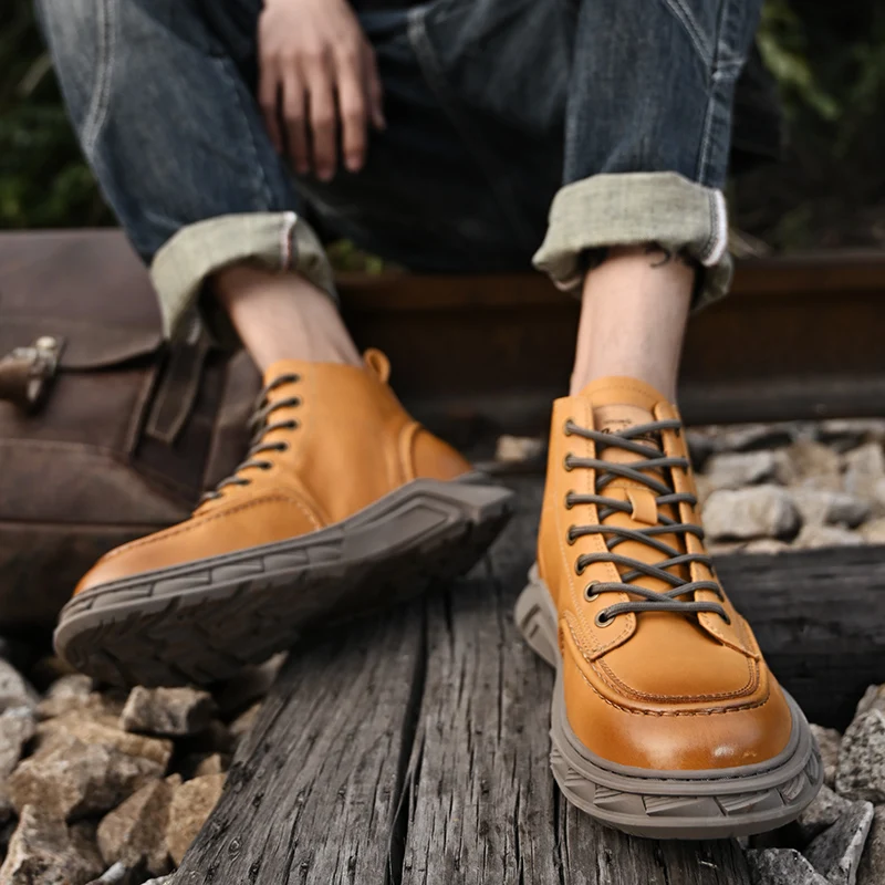 Coppia di stivali gialli grandi in pelle: 2025 nuove scarpe da uomo autunnali e invernali, stivali corti stile britannico, stivale alto con suola ispessita