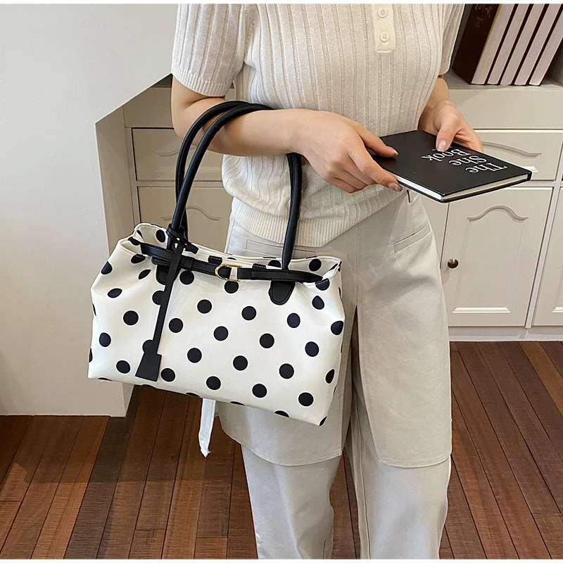 Neue koreanische stilvolle gepunktete Tragetasche, personalisierte lässige Schultertasche mit Gürteldekor, einfache, vielseitige Pendler-Unterarmtasche – Detail 8