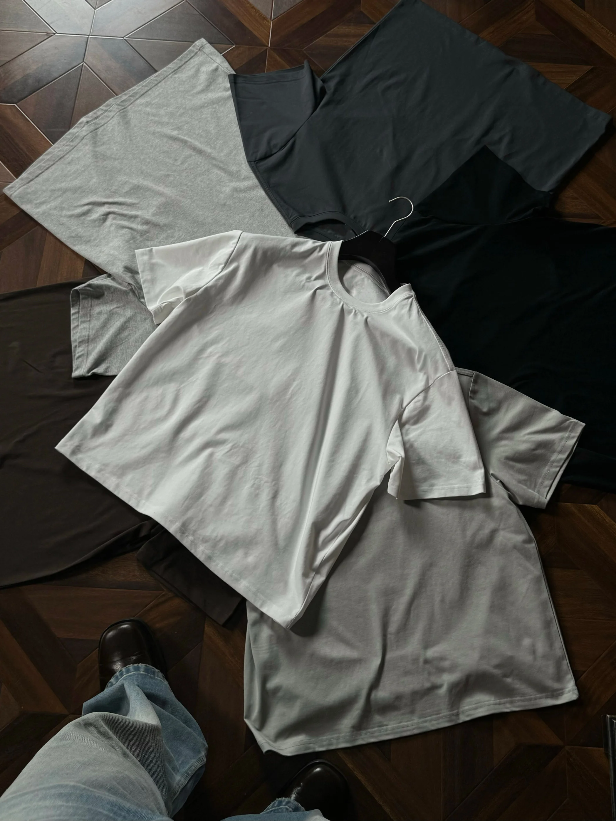 Solid color short-sleeved shirt,perfect for summer wear, versatile style, simple and breathable, suitable for various occasions.