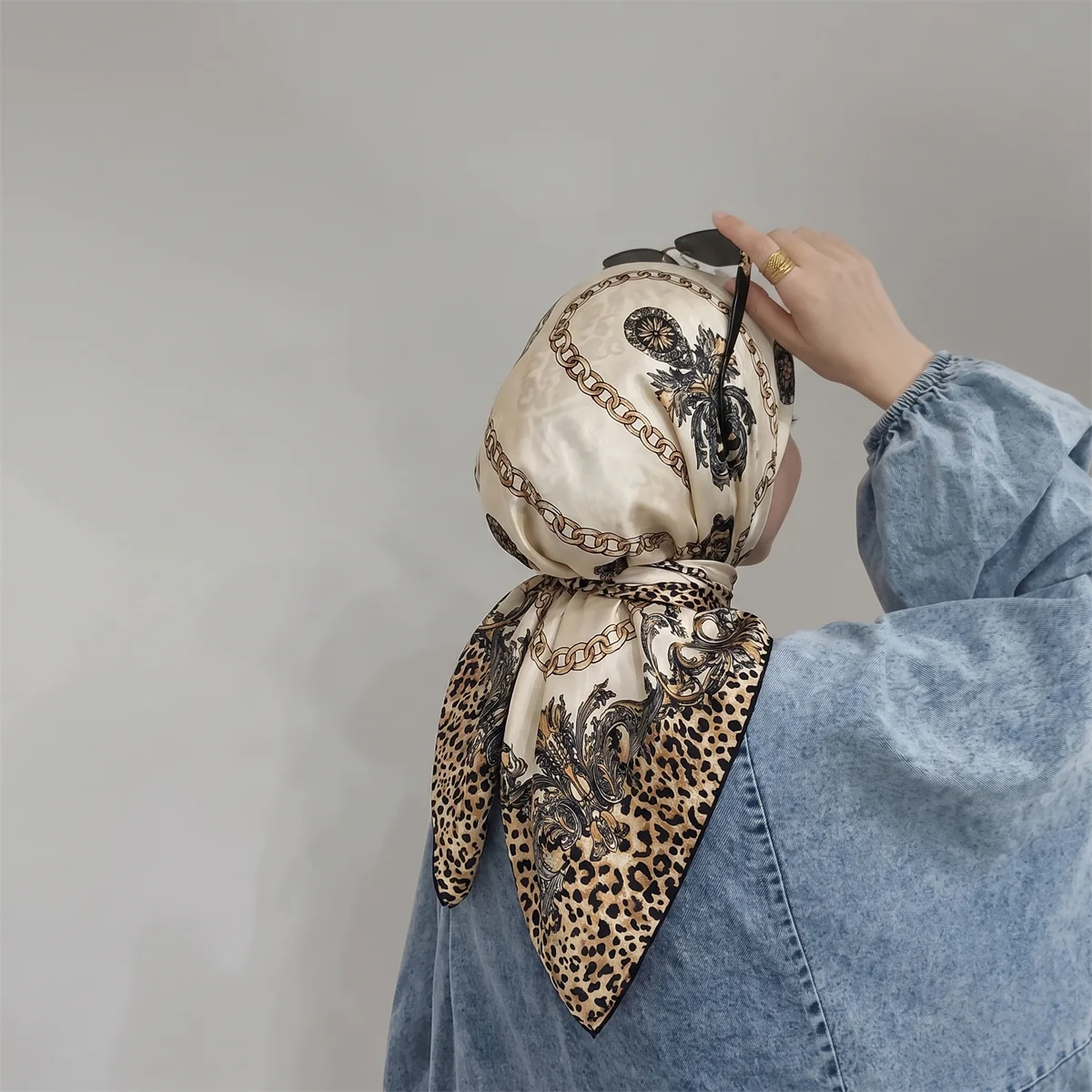 Elegant Leopard Chain Printed Satin Head Scarf Women Lightweight Shiny Muslim Instant Hijab Pre Tied Turban For Daily Outdoor