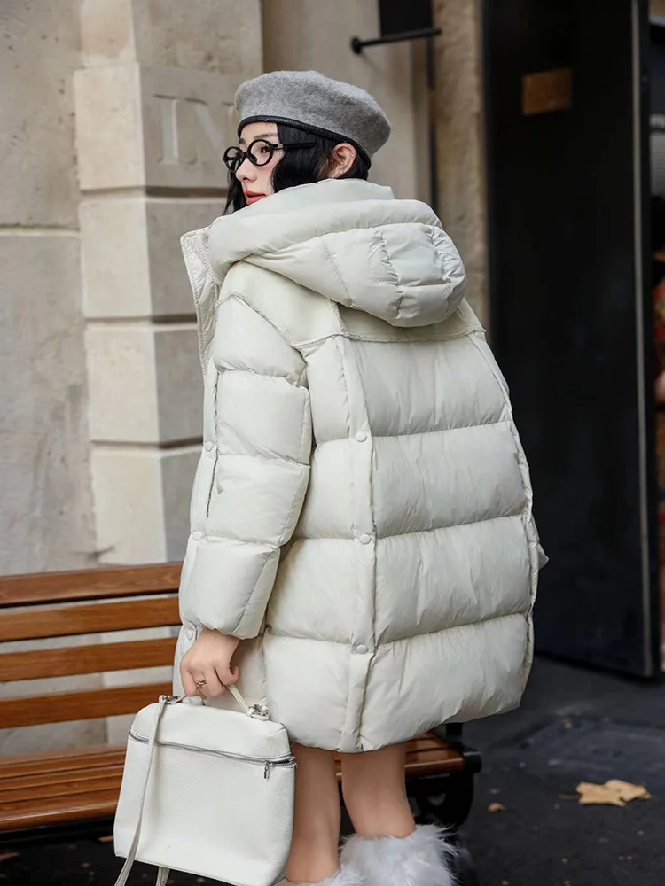 Weiße Gänsedaunen-Daunenjacke aus PU-Leder mit dicker Kapuze, mittellange Daunenjacke für Damen im Winter 2025, warme, superweiche Jacke