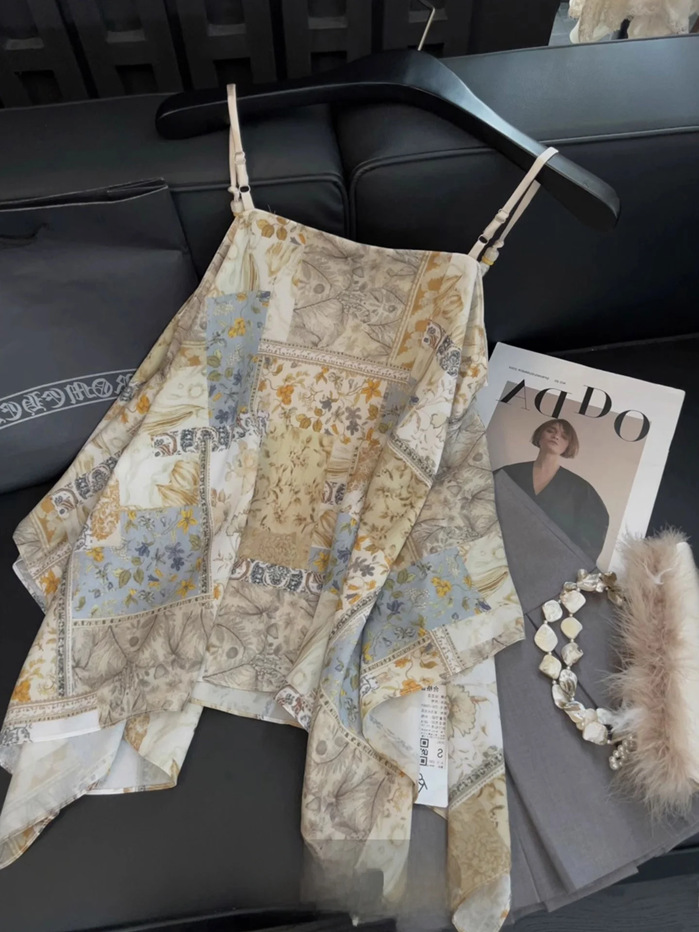 

Летний укороченный топ с цветочным принтом и открытыми плечами, корейский стиль, прямой крой, шелковый жилет с асимметричным подолом, контрастные цвета, праздничный стиль