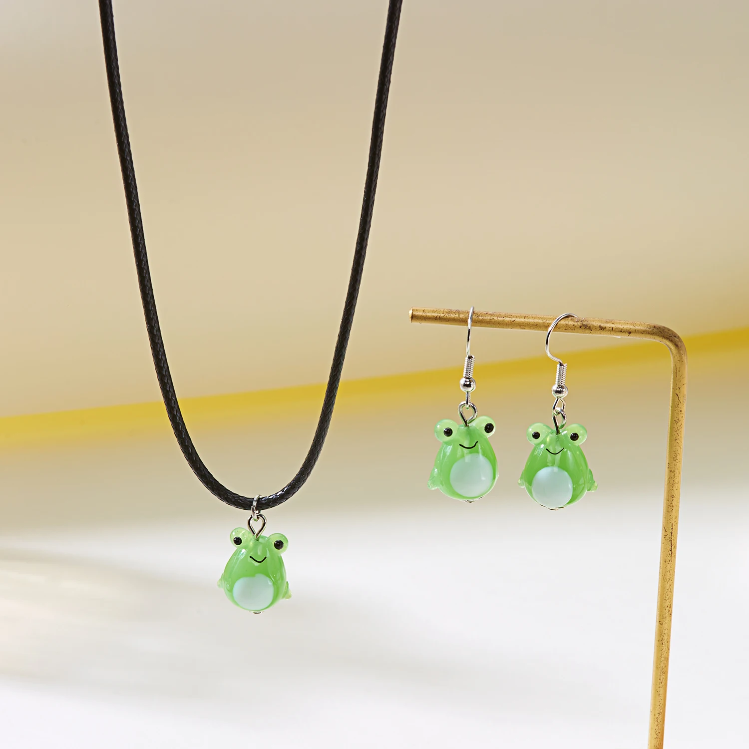 Bonitos pendientes colgantes de rana verde, collar para mujer y niña, divertido sombrero de Navidad, pendientes de rana Animal, regalos de joyería para fiestas y vacaciones