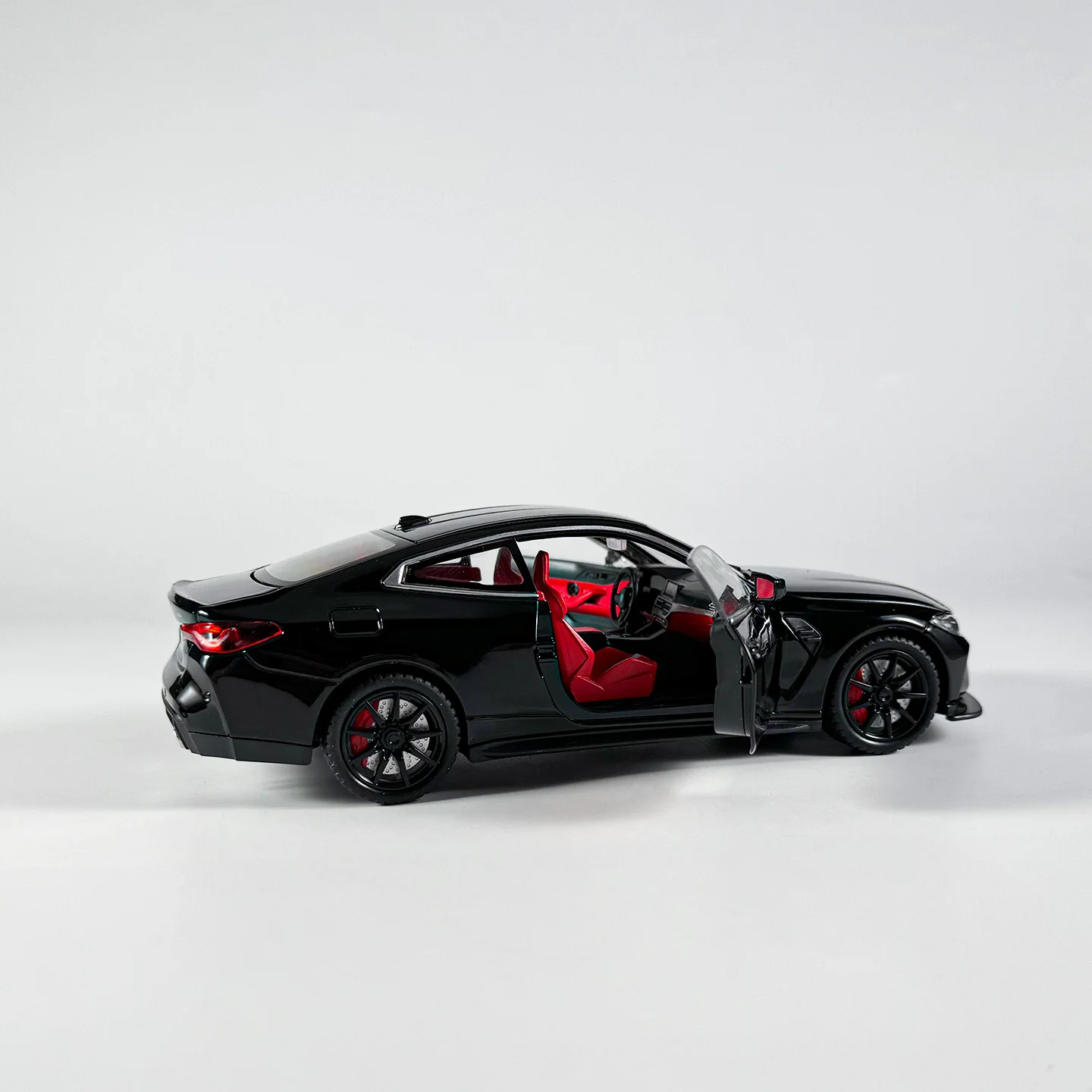 Model M4 ze stopu metalu w skali 1:24, symulowane dźwięki i światła, wykwintne ozdoby na stół, najlepszy przedmiot kolekcjonerski dla miłośników modeli samochodów.