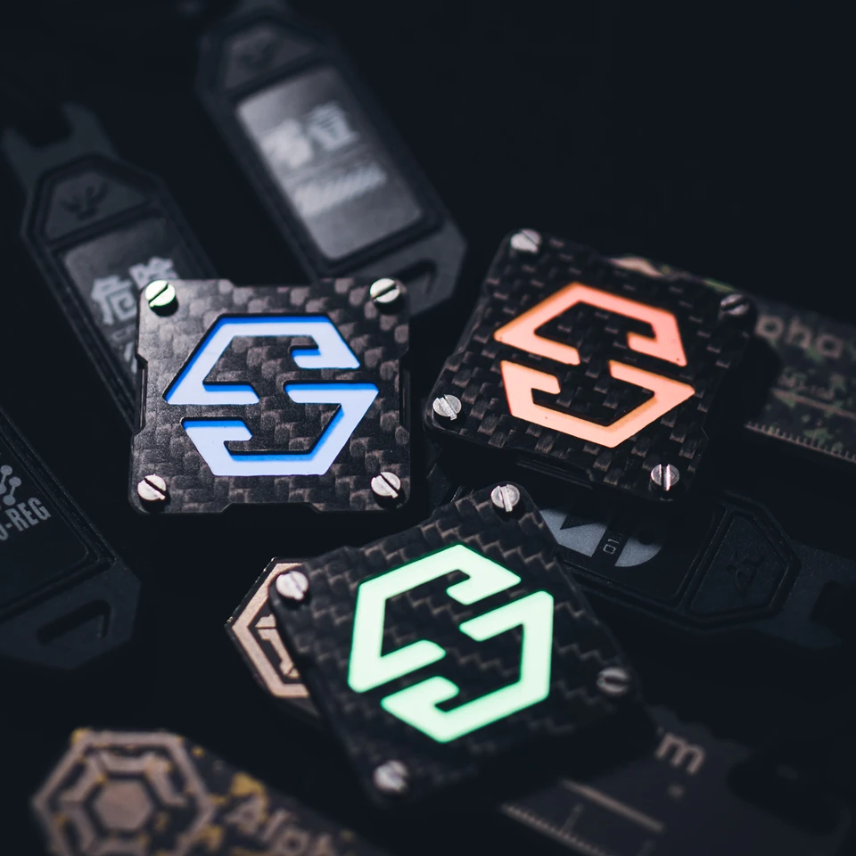 

Mini Carbon Fiber Logo Patch Luminous Square Tactical Badge DIY Appliques Military Armband Functional Decorate with Hook