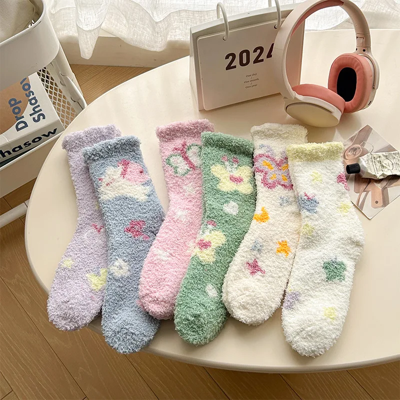 

4 пары зимних толстых теплых носков средней длины из кораллового флиса с рисунком бабочки в студенческом стиле, милые носки для сна, мягкие домашние носки-тапочки