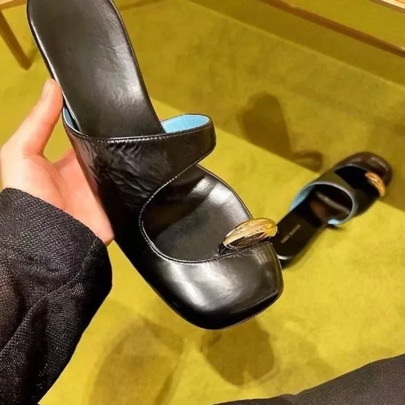 

2025 г., европейско-американская полуженская обувь Baotou из мягкой кожи на наклонном каблуке, крутая модная верхняя одежда, толстые туфли Lazy Muller, тапочки