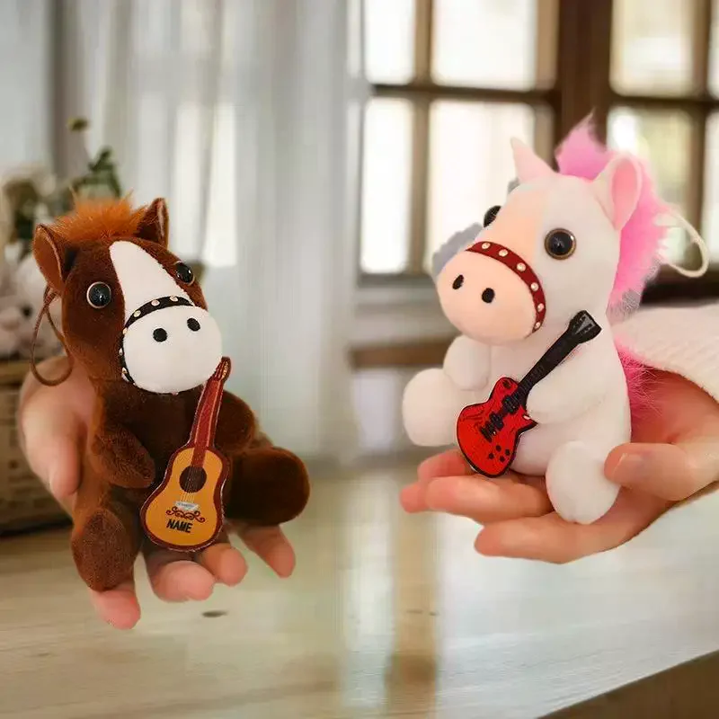 ตุ๊กตาม้าขนปุยน่ารัก ขนาด 12 ซม. แบบดึงเชือก กระดิกหางได้ พวงกุญแจตุ๊กตาการ์ตูนนุ่มนิ่ม ของตกแต่งกระเป๋าเป้ กระเป๋าใส่กุญแจรถ