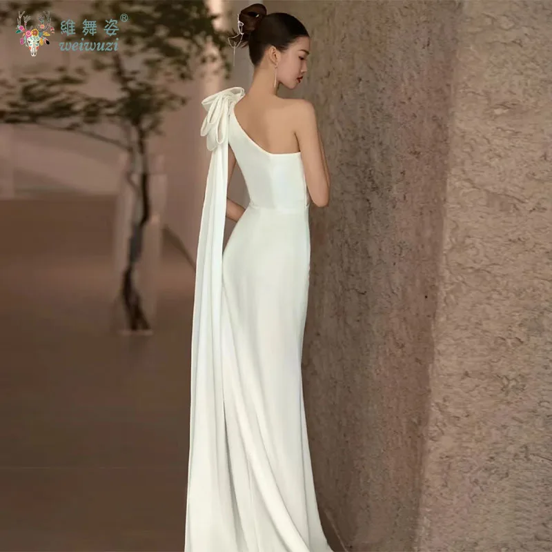 프랑스 스타일 싱글 숄더 사선 네크라인 피쉬테일 라이트 웨딩드레스 2025 신상 화이트 새틴 트레일링 브라이덜 웨딩드레스