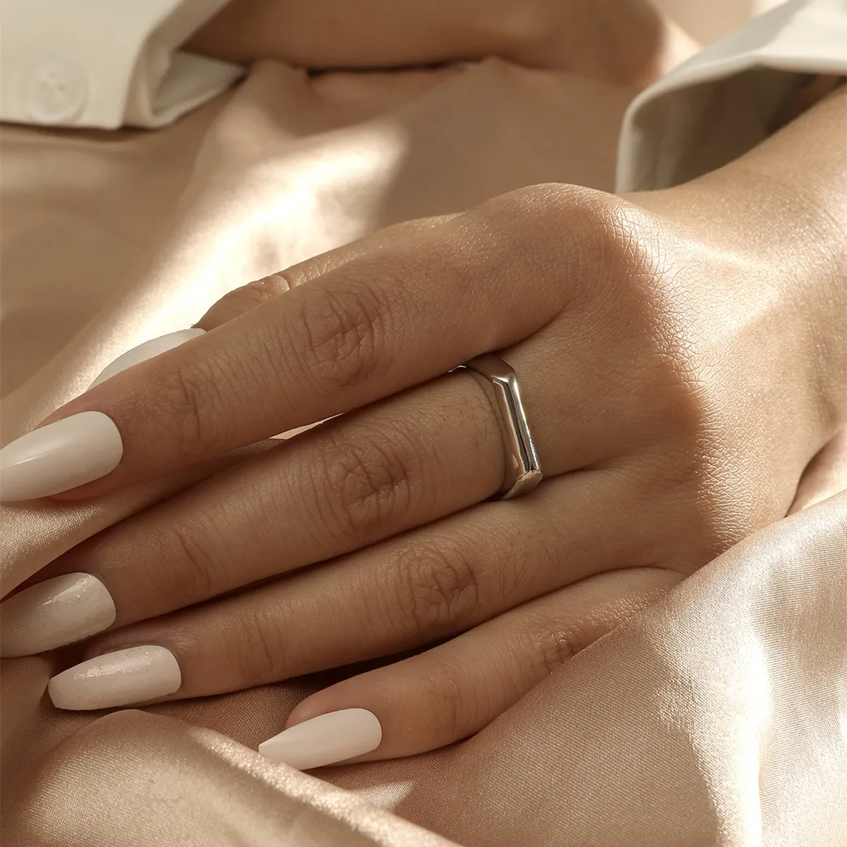 Anillo de acero de titanio para mujer, sortija pequeña de la suerte, de lujo, con personalidad, temperamento