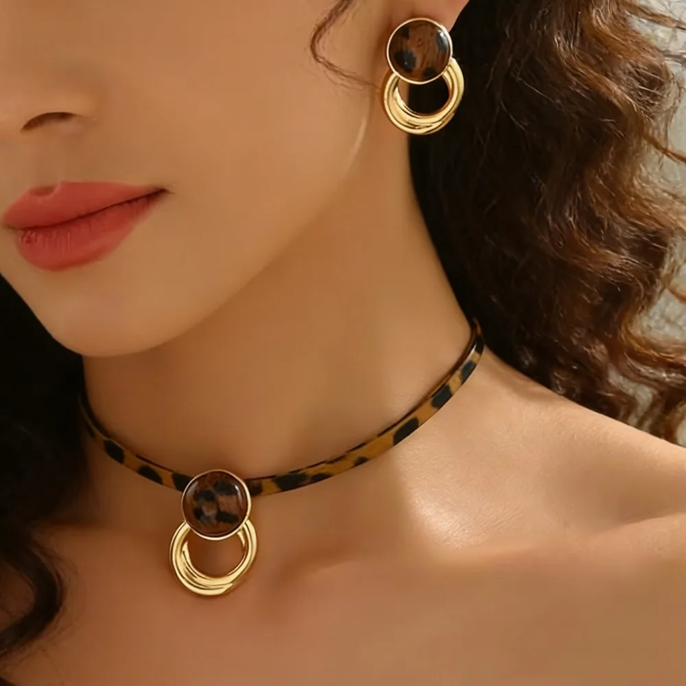 conjunto-de-joias-com-choker-e-brincos-em-estampa-de-leopardo-joias-de-moda-em-tons-ousados-para-mulheres-acessorio-para-festas-e-uso-diario