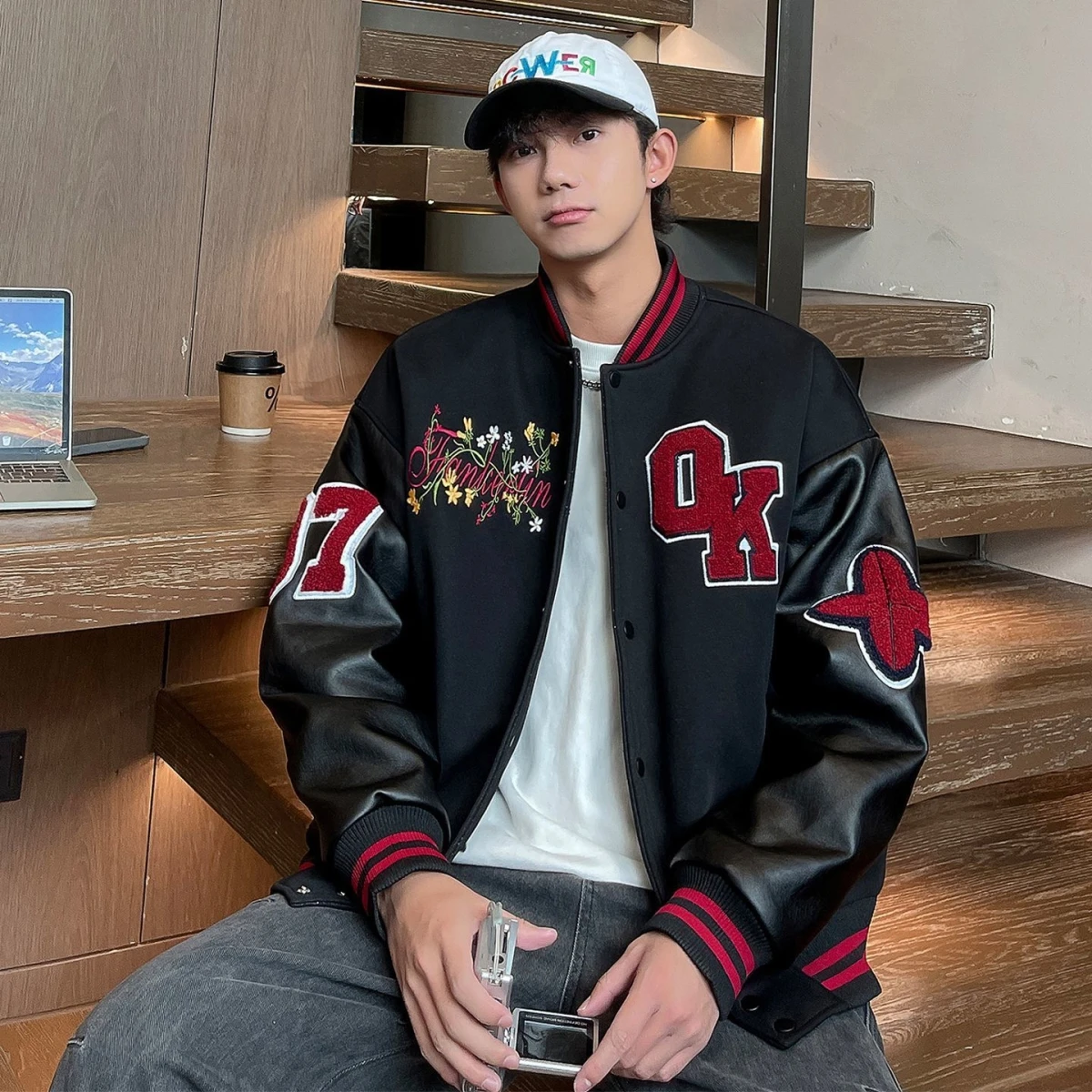 

2025 Большой размер, свободный крой, американская эмблема, лоскутное кожаное пальто с принтом, бейсбольное пальто-пилот Sli And Haome