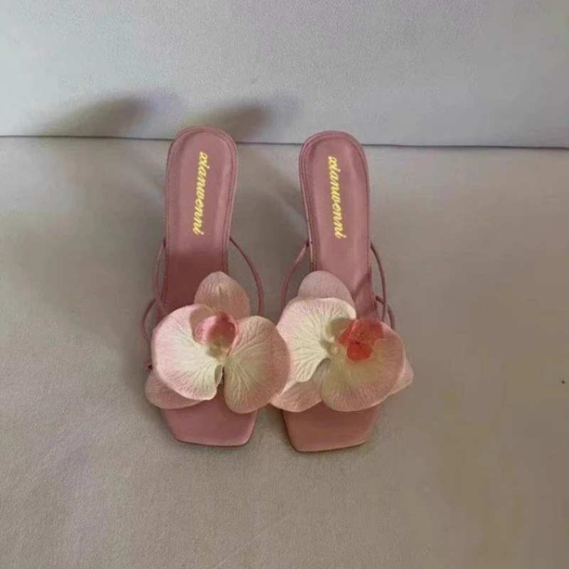 شباشب نسائية كاجوال عصرية أحذية عالية الجودة للنساء صنادل نسائية ضحلة تصميم زهور أنيقة شباشب نسائية