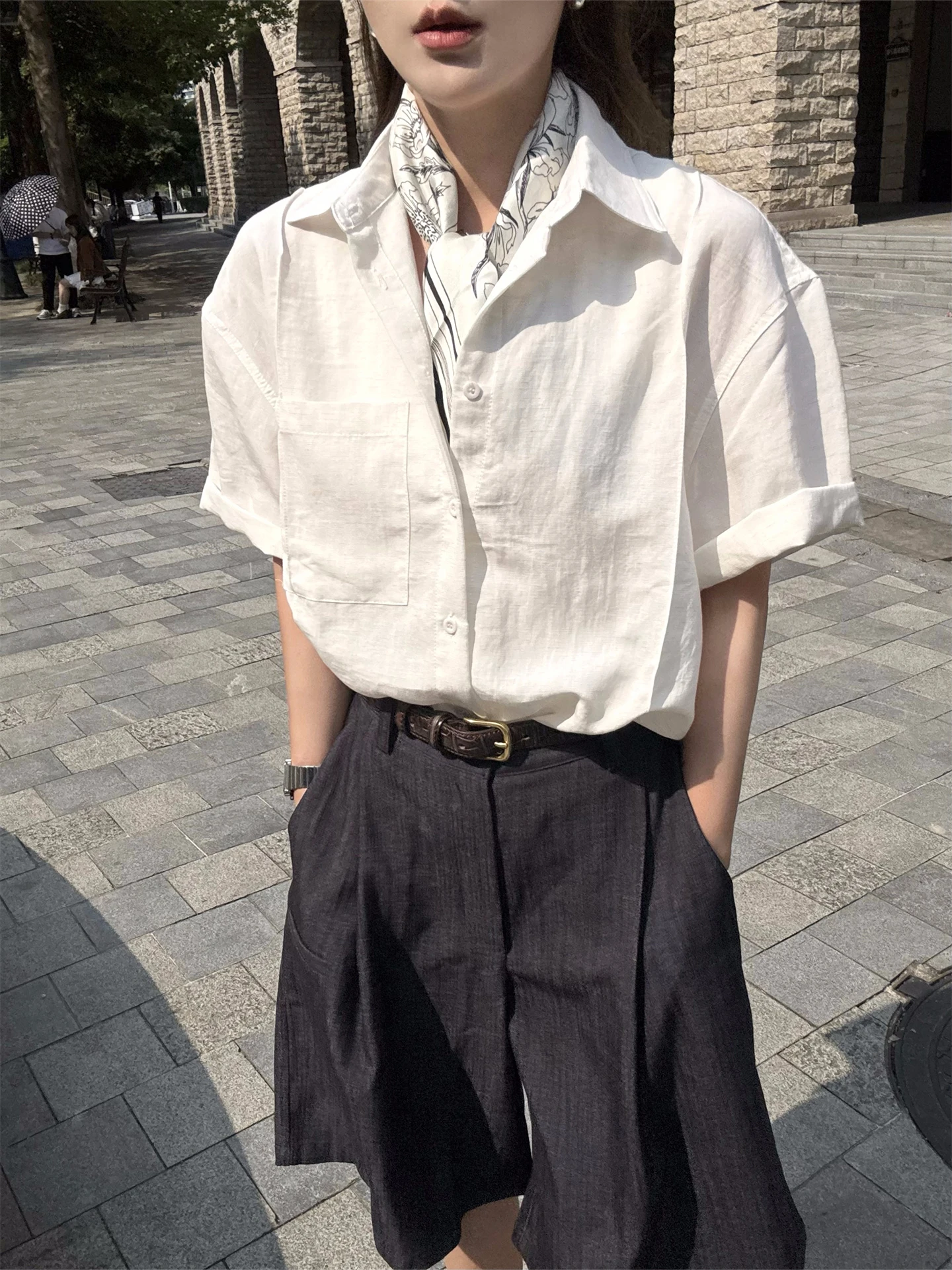 

Свободная повседневная рубашка с коротким рукавом нейтрального стиля, универсальная летняя рубашка свободного кроя, визуально стройнящая фигуру, бежевого цвета, для мужчин и женщин