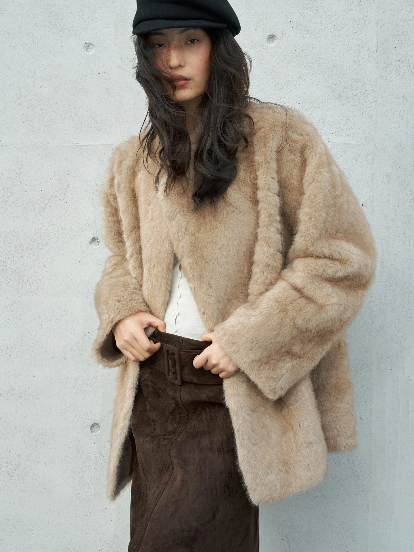 

Новинка! Женская модная верхняя одежда: свободная куртка из искусственного меха с вставками из кожи и меха.