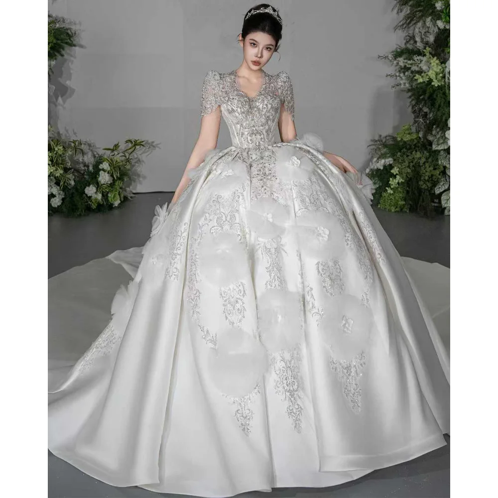 Robe de mariée personnalisable à col en v, manches courtes, détail en cristal brodé, 2026