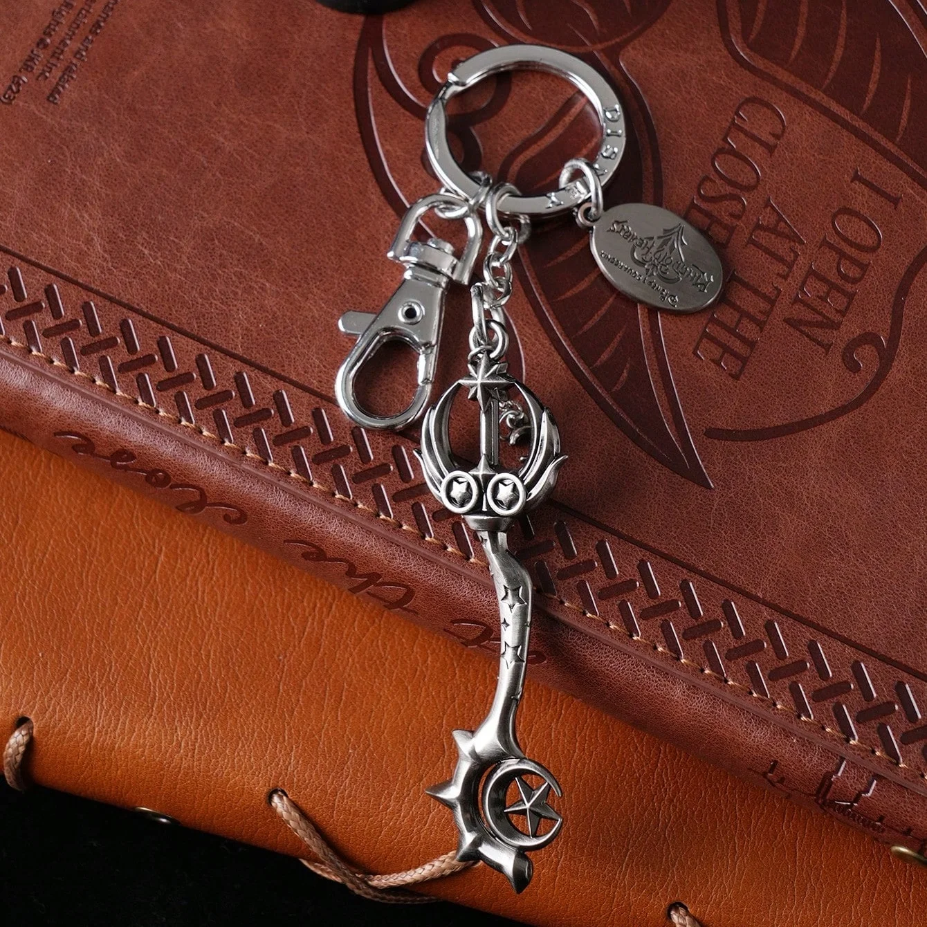 1pc disney oficialmente licenciado reino corações estanho chaveiro chaveiro & saco charme para presentes de ano novo & aniversário