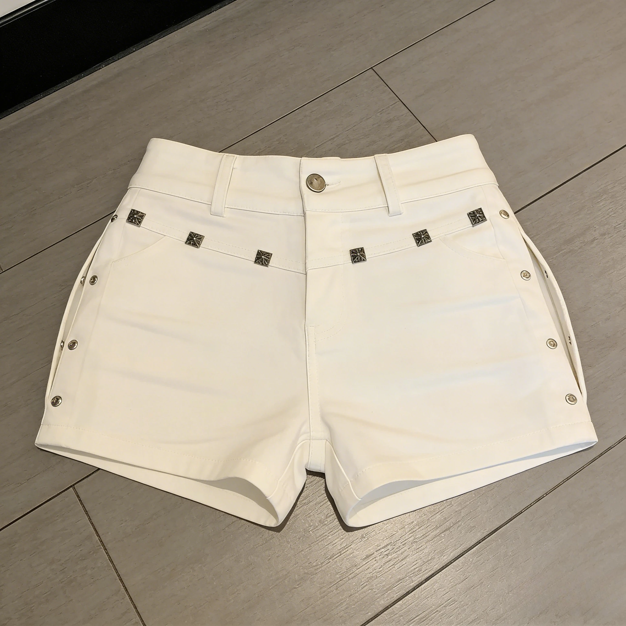 

Sexy Y2K White High Waist Shorts Women Gothic Rivet Hot Pants Harajuku Streetwear Punk Slim Fit Casual Summer Mini Jeans 2026